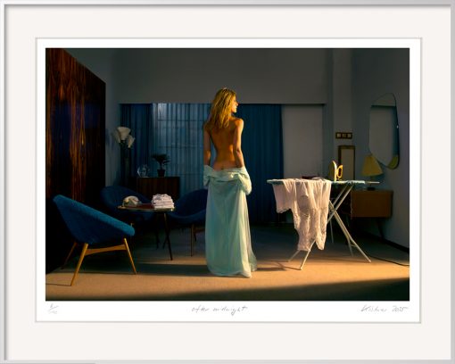 Die Fotografie After Midnight von Horst Kistner zeigt eine halbnackte Frau einsam in der Nacht am Bügelbrett