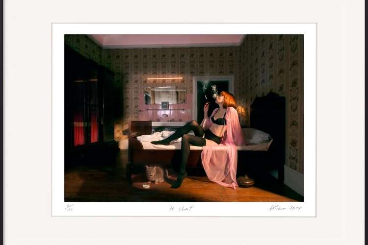 Horst Kistner | Fotografie | le chat Rothaarige Frau in Unterwäsche mit Katze unter dem Bett