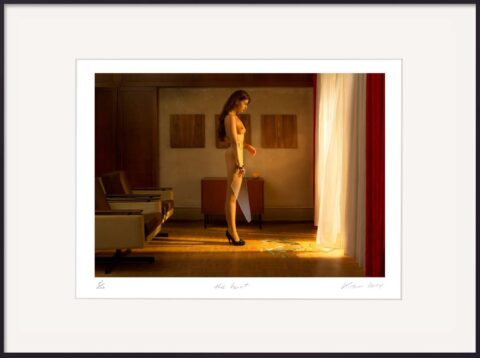 Frau steht in einem warm beleuchteten Raum neben zerbrochenem Glas auf dem Boden und wirkt ruhig während die Szene eine emotionale Situation nach Trennung andeutet