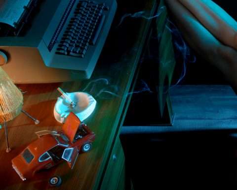 Stillleben mit Schreibmaschine, Modellauto und Aschenbecher