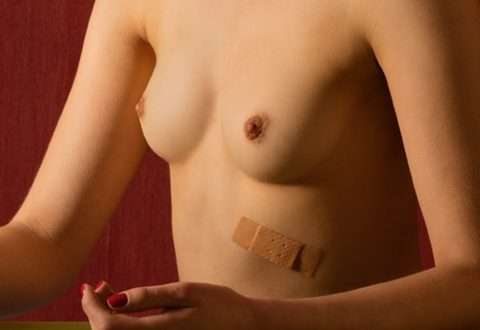 Nackte Brust mit Pflaster