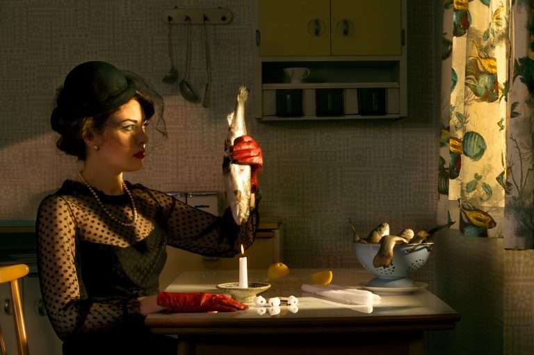 Kistner Postkarten Fishers Wife Fischers Frau. Frau hält einen Fisch in der Hand