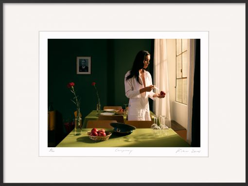 Kistner Fotografie Conspiracy: Eine Frau in weißer Bluse impft einen Apfel mit Gift