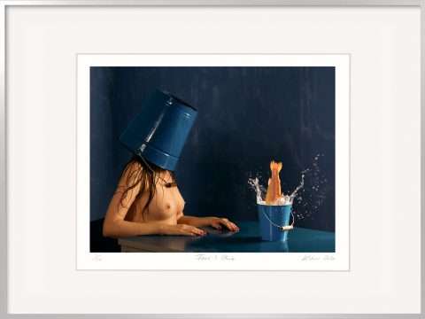 Fisch springt in den Eimer Frau sitzt davor