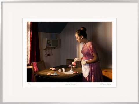 Kistner Fotografie Fulfillment: Eine Frau gießt Milch in eine Tasse