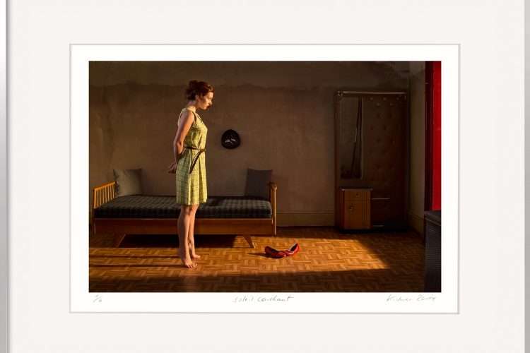Kistner Fotografie Soleil Couchant :Frau beobachtet Sonnenuntergang vom Zimmer aus