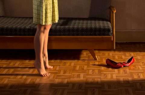 Frauenfüße, rote Schuhe