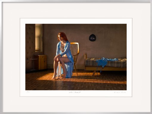 Kistner Fotografie Soleil Levant: Traurige Frau sitzt auf einem Stuhl am Morgen