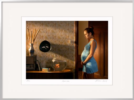Kistner Fotografie Swansea:Schöne Schwangere steht in einem Zimmer