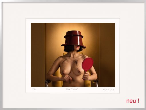 Die Fotografie von Horst Kistner Face 4 Gold zeigt eine Frau deren Kopf mit einem Eimer bedeckt ist.