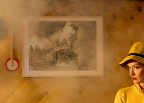 Detail einer Fotografie mit dem Titel Hauptbahnhof. Eine Frau wartet.