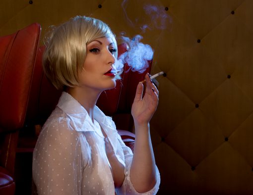 Detailaufnahme einer blonden, rauchenden Frau