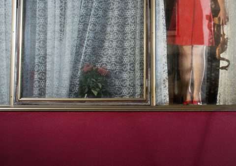 Detail einer Frau mit roten Schuhen