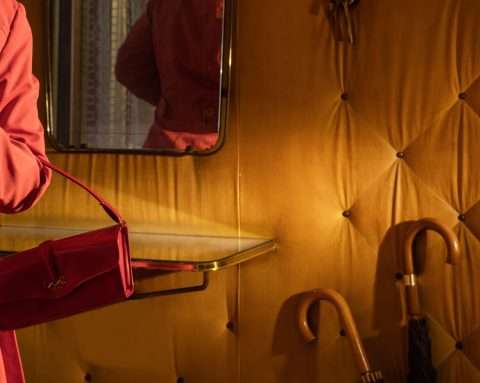 Detailaufnahme mit Handtasche.