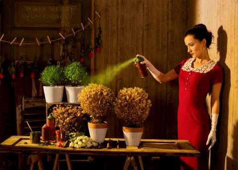 Kistner Yearning for Nature Kunstpostkarte mit eine Frau die die Natur retten will indem sie Blumen grün färbt
