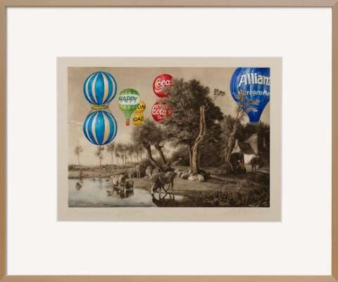 Die Malereicollage von Thomas Gatzemeier Die Kuh, die sich spiegelt ist eine Überarbeitung einer Heliogravüre in surrealistischer Manier. Heißluftballons schweben über einer romantischen Landschaft mit weidenden Kühen.