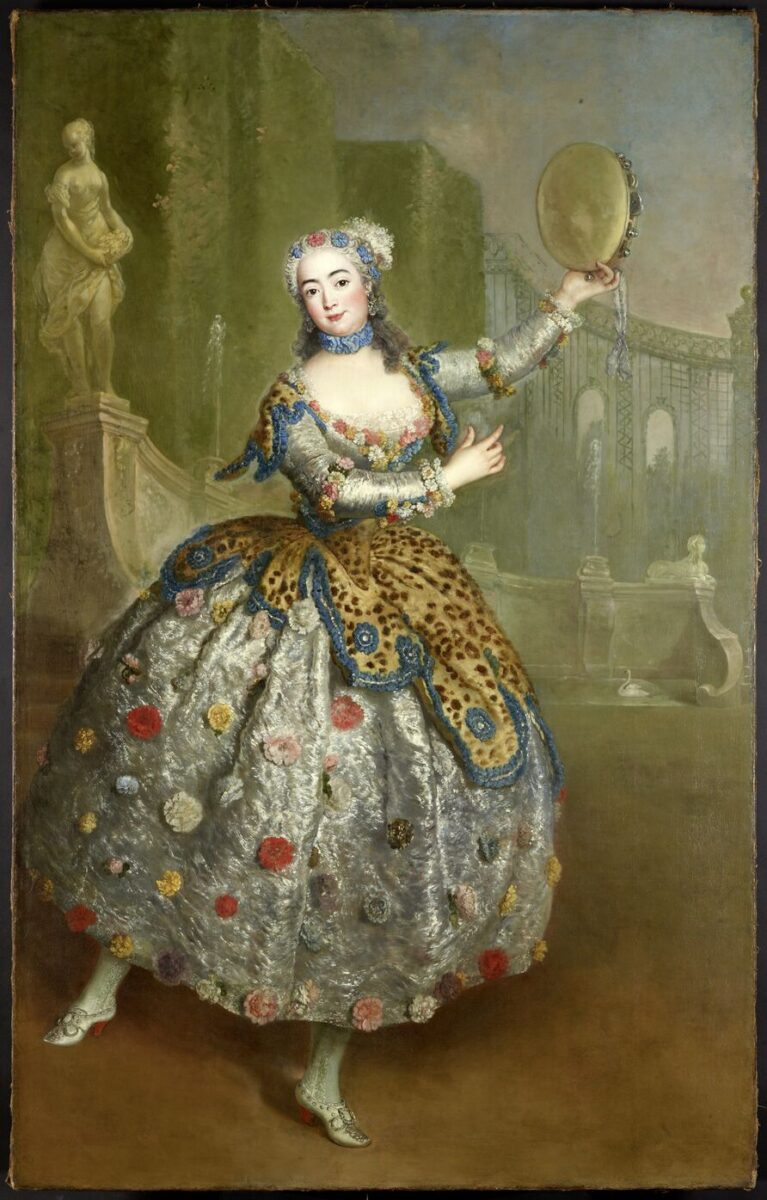 Antoine Pesnes Barbara Campanini als Bacchantin: Tänzerin mit erhobenem Tamburin und prächtigem Kleid vor einer Gartenkulisse