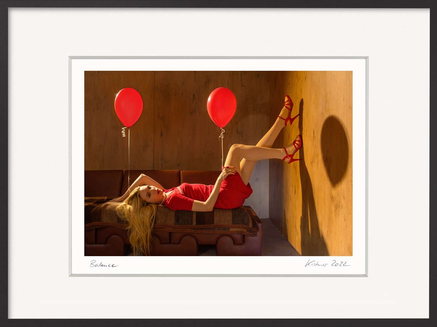 Frau in rotem Kleid liegt entspannt mit Ballons im Licht – Fotografie Balance von Horst Kistner, Sinnbild für die Leichtigkeit des Seins und Bild der Ausgeglichenheit