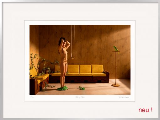 Die Fotografie Horst Kistner Fairy Tale ist eine inszenierte Fotografie aus der Trilogie Verzauberung. Eine nackte Frau steht einem Papagei gegenüber und träumt davon sich in einen zu verwandeln.