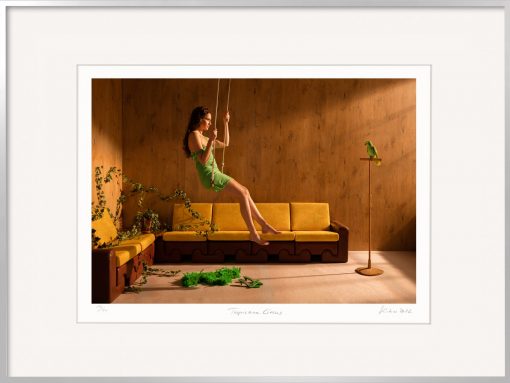 Die Trilogie beginnt mit der Fotografie von Horst Kistner Tropicana Circus. Sie erzählt auf besondere Art von der Verwandlung einer jungen Frau in einen Papagei. Surreal und Geheimnisvoll erzählt der Fotograf diese Geschichte.