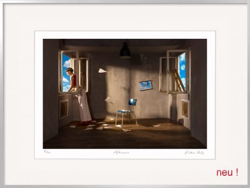 Eine Frau schaut aus dem Fenster. Papierflugzeuge liegen auf den Fußboden und eine Leiter lehnt von außen am Fenster Horst Kistner Afternoon Fotografie ist Surrealismus pur.