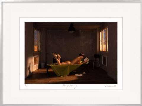 Horst Kistner Early Morning diese Fotografie mit den Maßen 60 x 80 cm im Alu-Rahmen gehört zu dem Zyklus One Day in June. Eine nackte Frau liegt im Morgengrauen auf einer Liege und liest ein Buch.