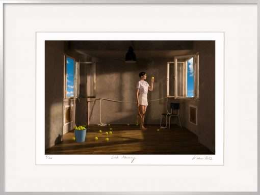 Horst Kistner Late Morning Fotografie. Größe 60 x 80 cm mit Alu-Rahmen gehört zum Zyklus One Day in June und beschreibt den späten Vormittag. Eine Frau spielt Tennis im Zimmer. Sie zielt auf das geöffnete Fenster.