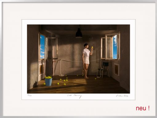 Die Fotografie von Horst Kistner Late Morning gehört zu dem Zyklus One Day in June und zeigt eine Tennis spielende Frau in einem Zimmer. Sie zielt auf ein offenes Fenster.