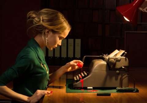 Eine verrückte Büro Postkarte von Horst Kistner mit dem Titel Probation. Eine junge Frau gießt in Ihrer Probezeit roten Nagellack über die Tastatur.