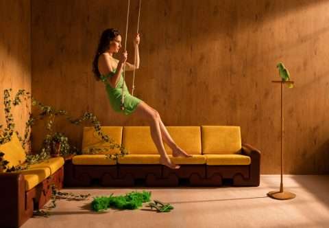 Horst Kistner Papagei Postkarte Tropicana Circus ist eine fantastische Komposition mit einer Frau und einen Papagei. Verrückt, surreal und anrührend.