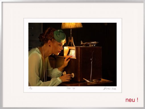 Horst Kistner BBC44 fine art fotografie ist surreal und real zugleich. Er stellt eine Frau in einer Seidenbluse dar, die einen Feindsender hört.