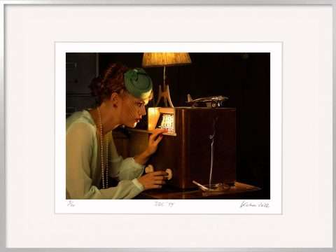 Horst Kistner BBC44 fine art fotografie stellt eine Frau der 40er Jahre in Seidenbluse an einem Radio dar. Sie hört einen Feindsender.