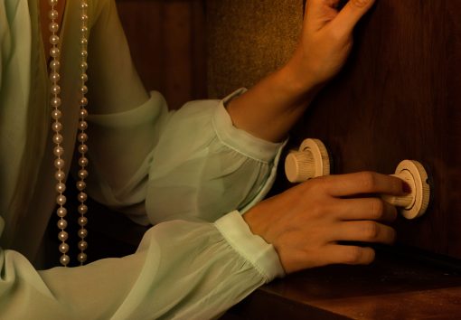 Horst Kistner BBC44 fine art fotografie Detail 2 zeigt die Hände einer Frau die Drehknöpfe bedienen