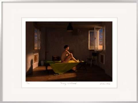 Die Fotografie von Horst Kistner Thinking of Edward zeigt eine einsame, nackte Frau die bei Sonnenaufgang aus dem Fenster schaut und an einen Mann denkt. Die Szenerie ist melancholisch und stellt Einsamkeit sehr eindrücklich dar.