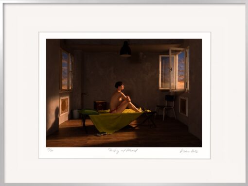 Die Fotografie von Horst Kistner Thinking of Edward zeigt eine einsame, nackte Frau die bei Sonnenaufgang aus dem Fenster schaut und an einen Mann denkt. Die Szenerie ist melancholisch und stellt Einsamkeit sehr eindrücklich dar.