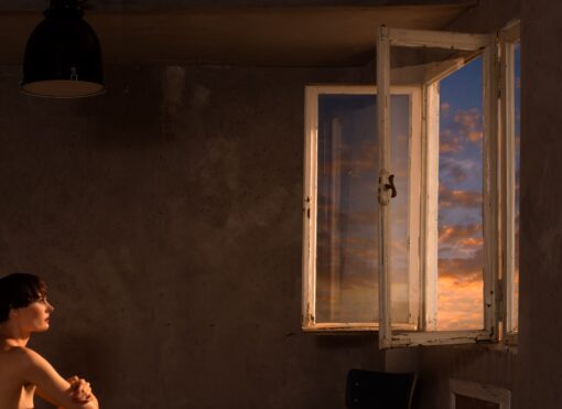Die Fotografie von Horst Kistner Thinking of Edward Detail 3 zeigt eine Ausschnitte aus seiner inszenierten Fotografie mit der sehnsüchtig aus dem Fenster schauenden Frau. Faszinierend ist der Detailreichtum mit der Kistner seine Inszenierungen ausstattet.