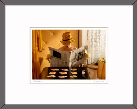 Kleine Kunst Geschenke wie die Fotografie Breakfast von Horst Kistner kommen sehr gut an und sind günstige Mitbringsel zu einem Geburtstag.