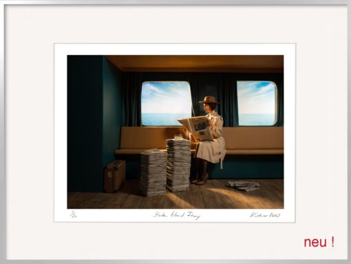 Die inszenierte Fotografie von Horst Kistner mit dem Titel Staten Island Ferry zeigt eine lesende Frau an Bord eines Passagierschiffes.