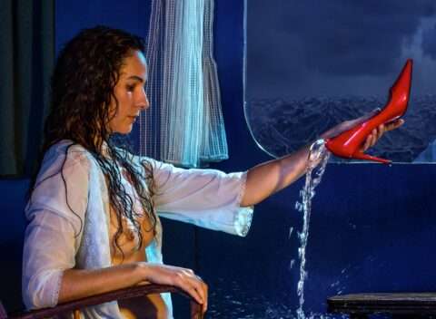 Diese Detailaufnahme der Fotografie Horst Kistner L Avarie zeigt die schönen Brüste einer Nymphe die sich mit Wasser übergießt.