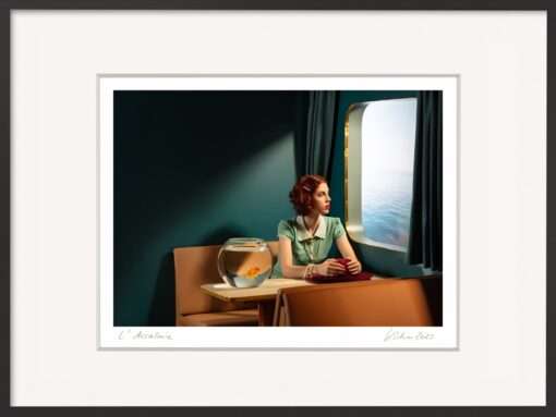 Frau am Fenster mit Blick aufs Meer – Fotografie L’Accalmie von Horst Kistner, inspiriert von Art Déco und Neuer Sachlichkeit, als Erinnerung an eine Kreuzfahrt