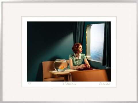 Horst Kistner L´Accalmie Fotografie zeigt eine einsame Frau mitten auf dem Meer auf einem Kreuzfahrtschiff. Eine melacholische Fotografie im Stile des Art Deco und der Neuen Sachlichkeit.