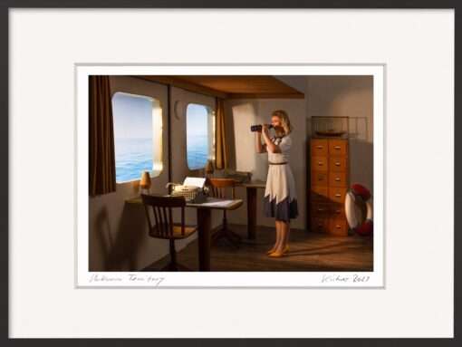 Frau in Vintage-Kleid steht mit Fernglas in einer Schiffskabine und blickt auf das Meer – nostalgische Fotografie von Horst Kistner als Erinnerungsgeschenk Kreuzfahrt Bild