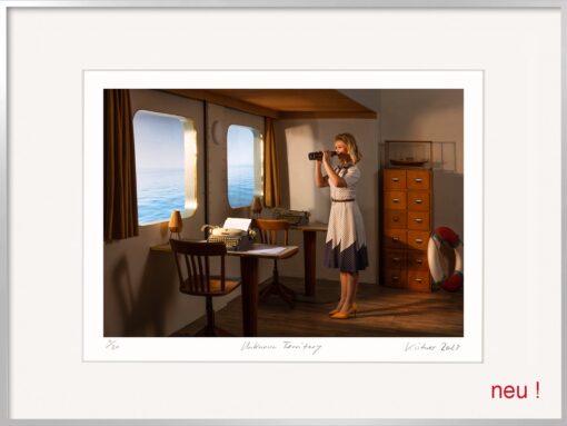 Das Kunstwerk Horst Kistner Unknown Territory Fotografie ist der Innbegriff künstlerischer Umsetzung von Sehnsucht. Eine Frau schaut mit dem Fernglas aus einem Schiffsfenster.