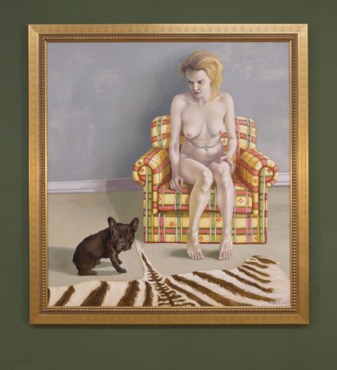 Das Gemälde von Thomas Gatzemeier Französische Bulldogge zeigt eine junge nackte Frau mit einem Hund. Eine surreale Situation und zugleich ein Bild von Hundeliebe.