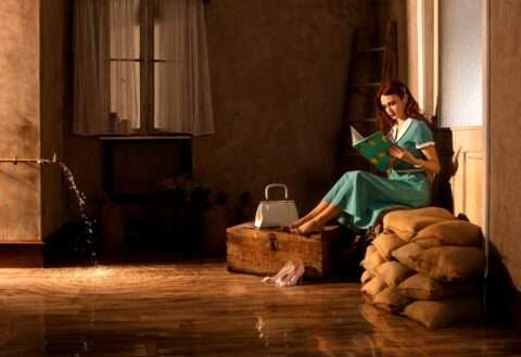 Die Fotografie von Horst Kistner The Pond - der Teich - ist keine direkte Reaktion auf die Überschwemmungen der letzten Jahre, aber bestimmt davon inspiriert. Eine Frau sitzt gleichgültig in einem überschwemmten Zimmer und studiert ein Buch über Fische