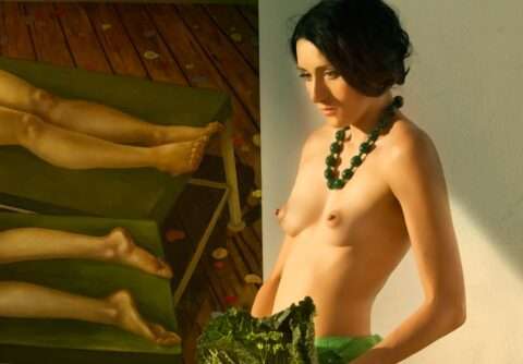 Horst Kistner Kathrin Fotografie Detail1 zeigt den Halbackt einer melacholisch blickenden Frau in dem Atelier von Thomas Gatzemeier in Leipzig des Jahres 2014.