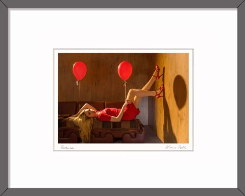 Das Kleine Kunst Geschenk Balance mit einem Rahmen Dunkelgrau in Holz kommt bei allen gut an, die sich Ruhe wünschen und vom Alltag abschalten wollen.