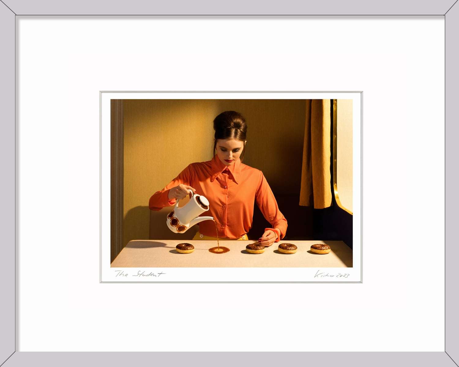 Ein sehr Kleines Kunst Geschenk mit dem Titel The Student senden wir Ihnen unter 90 € und portofrei zu. Damit überraschen Sie jeden Dounatliebhaber. Denn auf dieser Fotografie sind nicht nur Dounats zu sehen, sondern auch eine Frau die Kaffee auf den Tisch gießt. Surreal und witzig zu gleich.