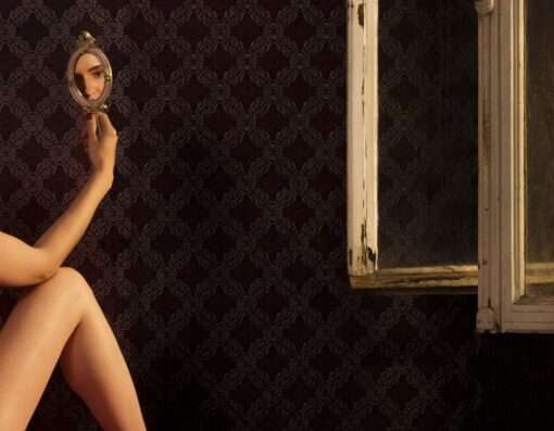 Diese Detailaufnahme der Fotografie von Horst Kistner mit dem Titel Boudoir zeigt eine junge Frau, wie sie sich und uns in einem Spiegel betrachtet.
