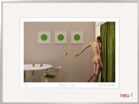 Horst Kistner, Paradise Lost ist eine inszenierte Fotografie voller Rätsel. Eine nackte Frau in Rückenansicht steht an einem Vorhang und wirft einen Apfel rückwärts. Ist es ein Spiel?